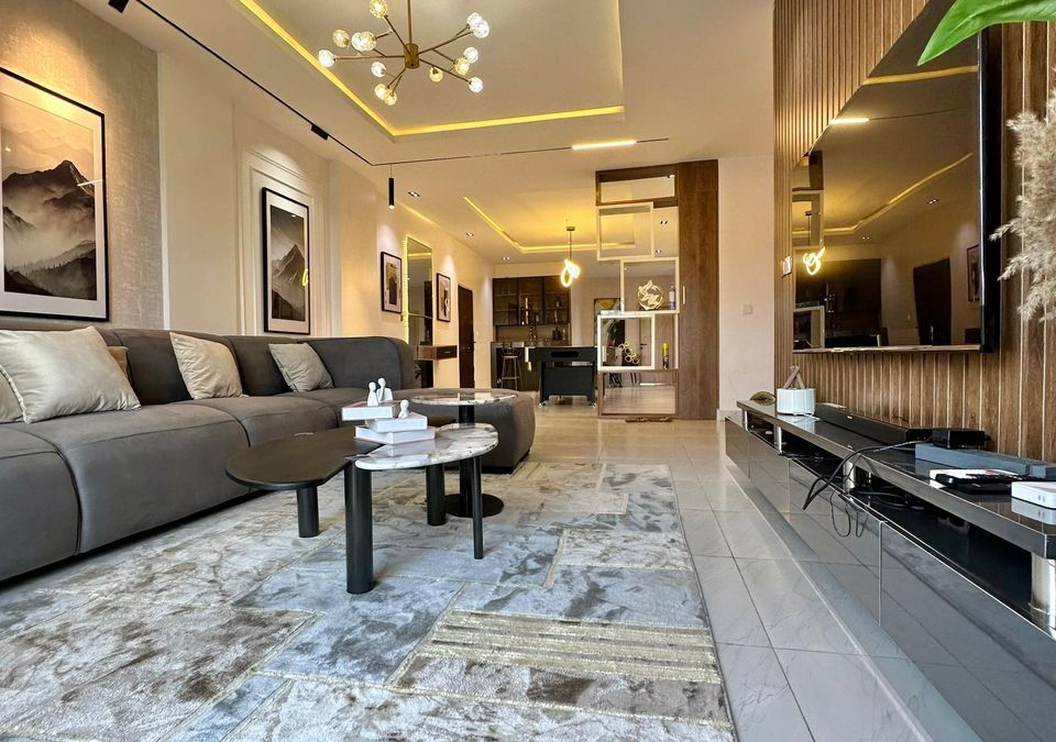 What’s the Difference Between a Service Apartment and an Airbnb? (Here’s the Real Truth)